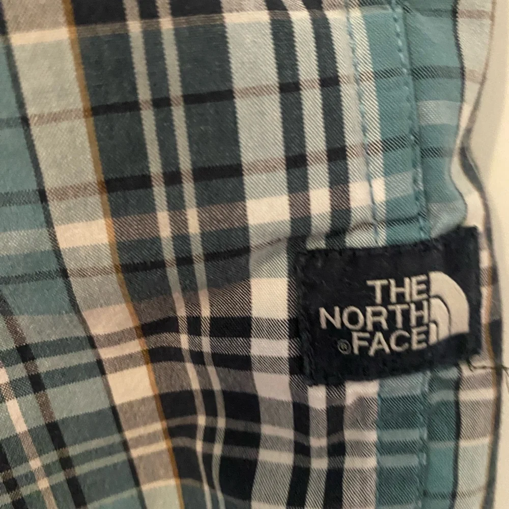 The North Face Plaid Short Sleeve Button Down Shirt (Men's Medium)Blue‎